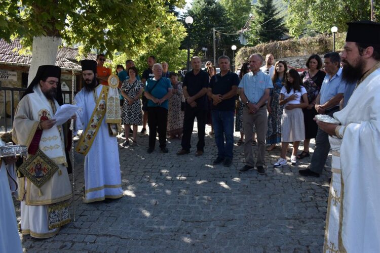 Στήν Κλεισούρα καί τόν Βράχο Ἀρχιερατική θεία Λειτουργία μέ λιτανεία
