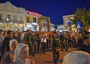 Λαοθάλασσα στην Λιτάνευση της εικόνας της Παναγιάς στο γραφικό λιμάνι της Μύρινας