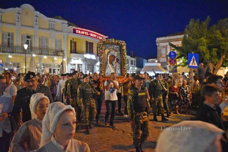 Λαοθάλασσα στην Λιτάνευση της εικόνας της Παναγιάς στο γραφικό λιμάνι της Μύρινας