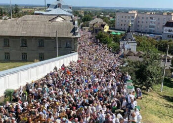Λιτανεία 30 χιλιάδων πιστών έφτασε στην Λαύρα του Ποτσάεφ