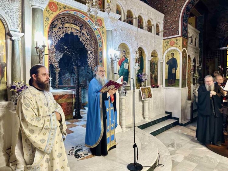 Παράκληση προς την Υπεραγία Θεοτόκο  στον Ιερό Ναό Αγίων Κωνσταντίνου και Ελένης Λαρίσης