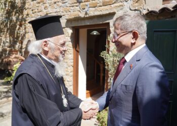 Ο Πατριάρχης υποδέχθηκε τον πρώην Πρωθυπουργό της Τουρκικής Δημοκρατίας στο χωριό του στην Ίμβρο