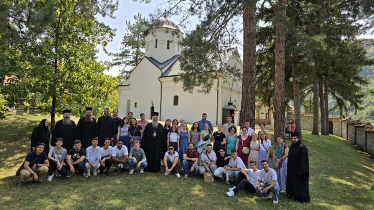 O ΜΗΤΡΟΠΟΛΙΤΗΣ ΚΙΤΡΟΥΣ ΓΕΩΡΓΙΟΣ ΜΕ ΝΕΟΥΣ ΑΠΟ ΤΗΝ ΚΑΤΕΡΙΝΗ ΣΤΗ ΣΕΡΒΙΑ