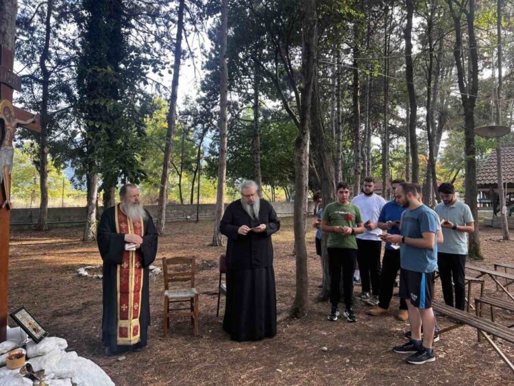 Την Κατασκήνωση της Χριστιανικής Φοιτητικής Δράσης στη Βροντού επισκέφθηκε ο Μητρ. Λαρίσης