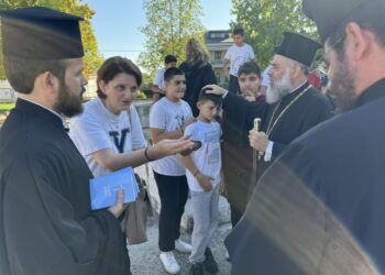 Διανομή Καινής Διαθήκης σε μαθητές από τον Μητρ. Θεσσαλιώτιδος