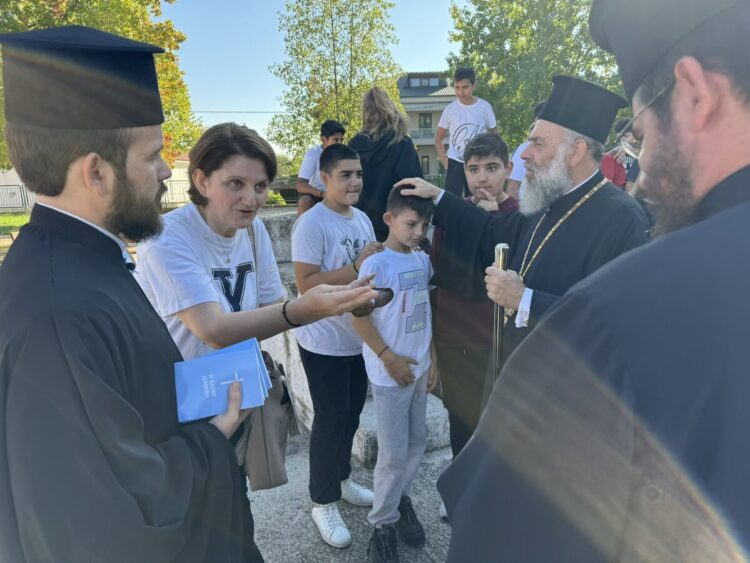 Διανομή Καινής Διαθήκης σε μαθητές από τον Μητρ. Θεσσαλιώτιδος