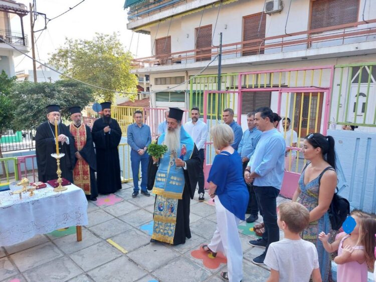 Ο Φθιώτιδος Συμεών κοντά στα παιδιά της Λοκρίδας