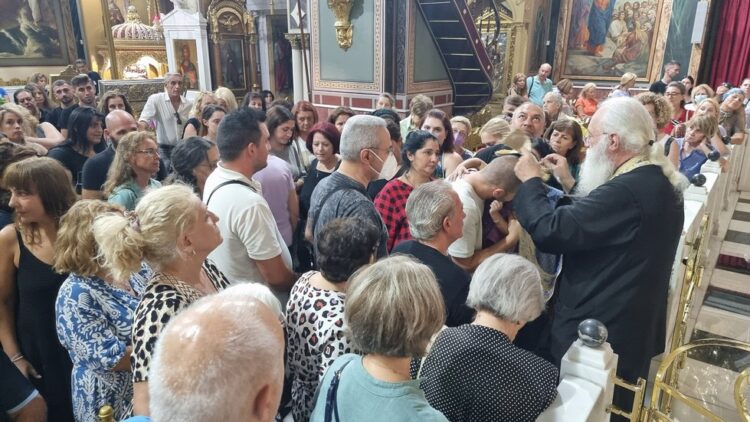 Πλήθος κόσμου στον Ιερό Ναό Αγίων Κωνσταντίνου και Ελένης Πειραιώς για το προσκύνημα του Τιμίου Ξύλου