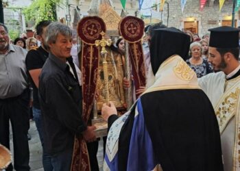 Σε κλίμα κατάνυξης η υποδοχή της θαυματουργής εικόνας της Παναγίας Έλωνας στον Κοσμά