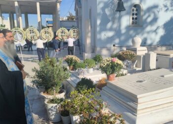 Τρισάγιο στα μνημεία των μακαριστών Αρχιεπισκόπων Σεραφείμ και Χριστοδούλου από τον Μητρ. Λευκάδος