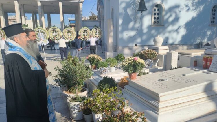 Τρισάγιο στα μνημεία των μακαριστών Αρχιεπισκόπων Σεραφείμ και Χριστοδούλου από τον Μητρ. Λευκάδος