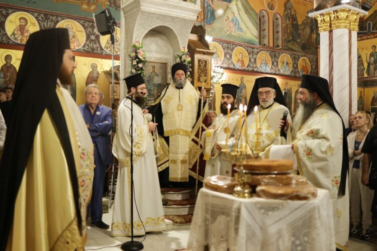 Πολυαρχιερατικός Εσπερινός Συνάξεως Παναγίας Βουρλιώτισσας και υποδοχή Τιμίου Ξύλου στη Ν. Φιλαδέλφεια