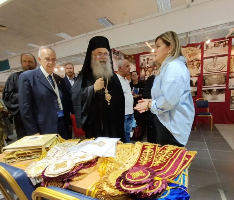 Ο Αρχιεπίσκοπος Κύπρου επισκέφτηκε το περίπτερο του εργαστηρίου ιερατικών ενδυμασιών «ΑΙΚΑΤΕΡΙΝΗ» στην έκθεση ΟΡΘΟΔΟΞΙΑ