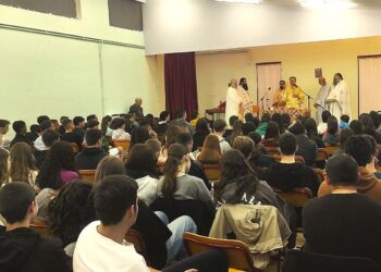 ΑΡΧΙΕΡΑΤΙΚΗ ΘΕΙΑ ΛΕΙΤΟΥΡΓΙΑ ΣΤΟ ΛΥΚΕΙΟ ΨΑΧΝΩΝ ΕΥΒΟΙΑΣ