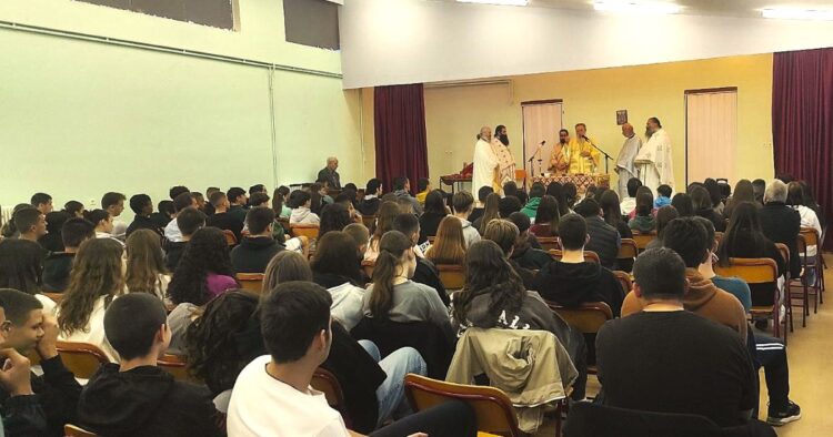 ΑΡΧΙΕΡΑΤΙΚΗ ΘΕΙΑ ΛΕΙΤΟΥΡΓΙΑ ΣΤΟ ΛΥΚΕΙΟ ΨΑΧΝΩΝ ΕΥΒΟΙΑΣ