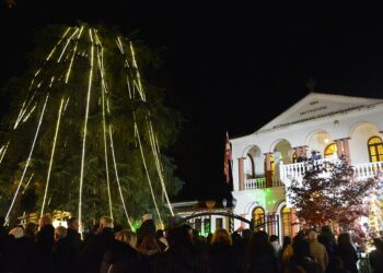Γιορτινή ατμόσφαιρα στο Μητροπολιτικό Μέγαρο Κατερίνης με το άναμμα του χριστουγεννιάτικου δέντρου