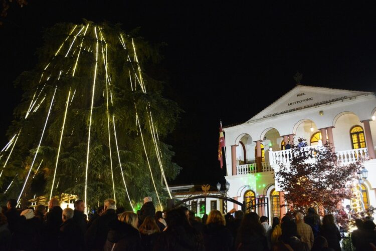 Γιορτινή ατμόσφαιρα στο Μητροπολιτικό Μέγαρο Κατερίνης με το άναμμα του χριστουγεννιάτικου δέντρου