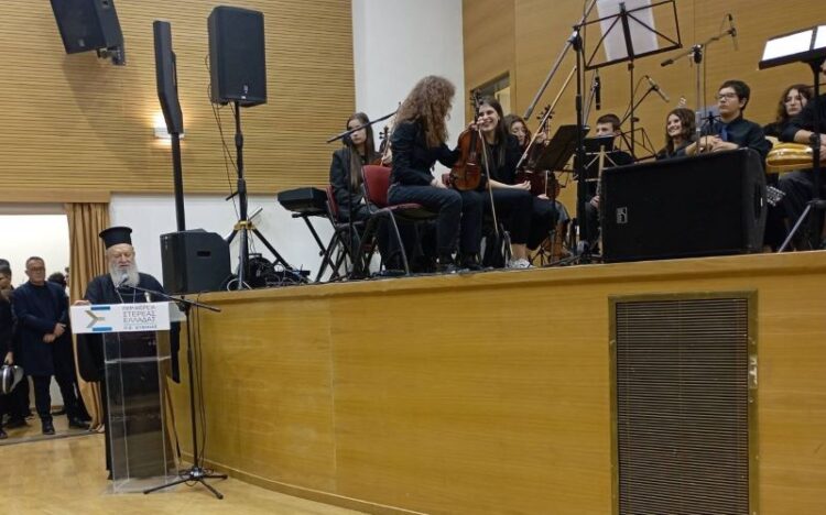 Ο ΜΗΤΡΟΠΟΛΙΤΗΣ ΧΑΛΚΙΔΟΣ ΣΤΗΝ ΧΡΙΣΤΟΥΓΕΝΝΙΑΤΙΚΗ ΕΚΔΗΛΩΣΗ ΤΟΥ ΜΟΥΣΙΚΟΥ ΣΧΟΛΕΙΟΥ “ΝΙΚΟΣ ΣΚΑΛΚΩΤΑΣ”