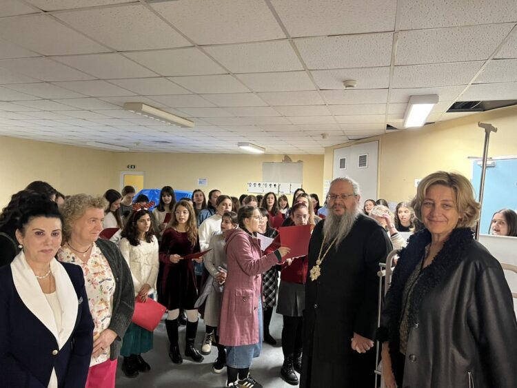 Εορταστική επίσκεψη στο ΠΓΝΛ πραγματοποίησε ο Μητρ. Λαρίσης συνοδευόμενος από τις “Χαρούμενες Αγωνίστριες”