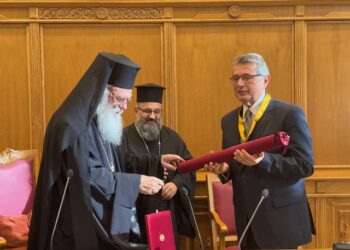 Η Διαρκής Ιερά Σύνοδος απένειμε τον Χρυσό Σταυρό του Παρασήμου του Αποστόλου Παύλου στον Καθηγητή  Εμμανουήλ Βαρβούνη