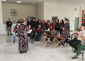 Κάλαντα από μαθητές του Μουσικού Σχολείου στον Μητροπολίτη Δημητριάδος
