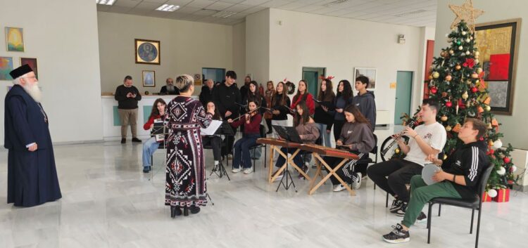 Κάλαντα από μαθητές του Μουσικού Σχολείου στον Μητροπολίτη Δημητριάδος