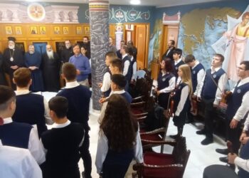 Η μπάντα της Πυροσβεστικής και η Ριζάρειος Σχολή έψαλαν τα κάλαντα στην Ιερά Σύνοδο
