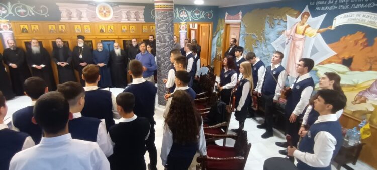 Η μπάντα της Πυροσβεστικής και η Ριζάρειος Σχολή έψαλαν τα κάλαντα στην Ιερά Σύνοδο