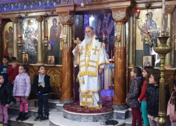 Ο ΜΗΤΡΟΠΟΛΙΤΗΣ ΙΕΡΩΝΥΜΟΣ ΤΕΛΕΣΕ ΤΗ ΘΕΙΑ ΛΕΙΤΟΥΡΓΙΑ ΓΙΑ ΤΟΥΣ ΜΑΘΗΤΕΣ ΤΩΝ ΣΧΟΛΕΙΩΝ ΤΗΣ ΑΙΓΙΑΛΕΙΑΣ ΚΑΙ ΤΩΝ ΚΑΛΑΒΡΥΤΩΝ