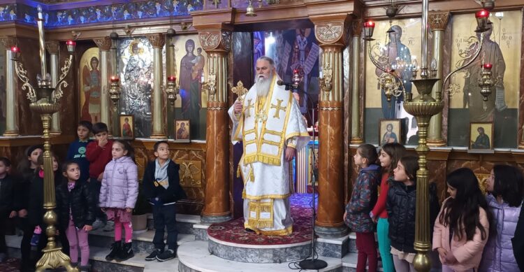 Ο ΜΗΤΡΟΠΟΛΙΤΗΣ ΙΕΡΩΝΥΜΟΣ ΤΕΛΕΣΕ ΤΗ ΘΕΙΑ ΛΕΙΤΟΥΡΓΙΑ ΓΙΑ ΤΟΥΣ ΜΑΘΗΤΕΣ ΤΩΝ ΣΧΟΛΕΙΩΝ ΤΗΣ ΑΙΓΙΑΛΕΙΑΣ ΚΑΙ ΤΩΝ ΚΑΛΑΒΡΥΤΩΝ