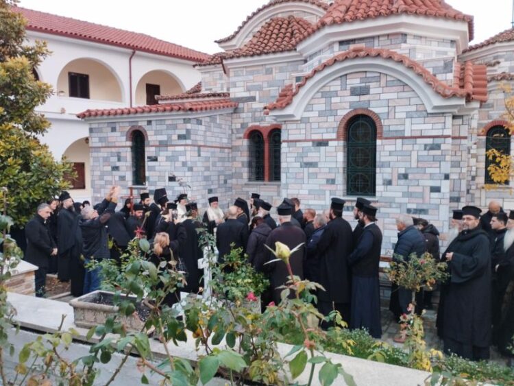 Η Εξόδιος Ακολουθία της μητέρας του Μητρ. Δράμας κυρού Παύλου