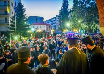 Οι νέοι της Εκκλησίας των Σερρών φωταγώγησαν το χριστουγεννιάτικο δένδρο τους