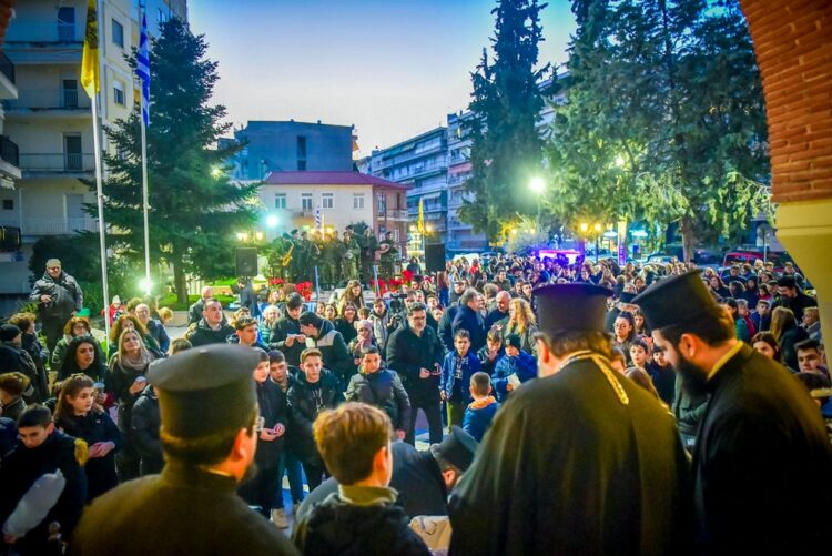 Οι νέοι της Εκκλησίας των Σερρών φωταγώγησαν το χριστουγεννιάτικο δένδρο τους