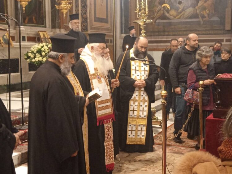 Τρισάγιο προ του Σεπτού Σκηνώματος του μακαριστού Αρχιεπισκόπου Αλβανίας τέλεσε ο Μητρ. Θηβών