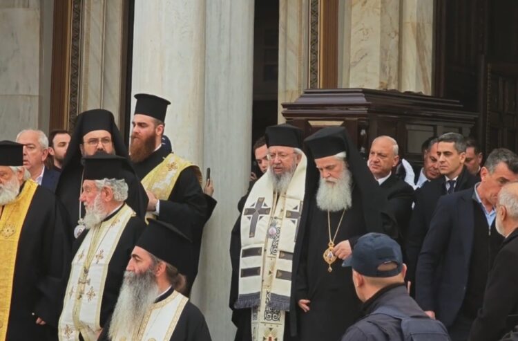Αναχώρησε από τη Μητρόπολη το σκήνωμα του Αρχιεπισκόπου Αλβανίας – Την Πέμπτη στα Τίρανα η κηδεία