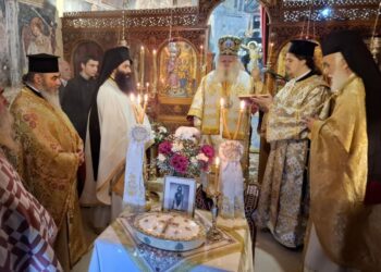 Ο ΜΗΤΡΟΠΟΛΙΤΗΣ ΚΥΘΗΡΩΝ ΣΕΡΑΦΕΙΜ ΠΡΟΣΚΥΝΗΤΗΣ ΣΤΟΝ ΤΑΦΟ ΤΟΥ ΜΗΤΡΟΠΟΛΙΤΟΥ ΧΑΛΚΙΔΟΣ ΝΙΚΟΛΑΟΥ