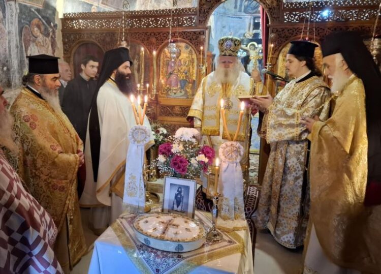 Ο ΜΗΤΡΟΠΟΛΙΤΗΣ ΚΥΘΗΡΩΝ ΣΕΡΑΦΕΙΜ ΠΡΟΣΚΥΝΗΤΗΣ ΣΤΟΝ ΤΑΦΟ ΤΟΥ ΜΗΤΡΟΠΟΛΙΤΟΥ ΧΑΛΚΙΔΟΣ ΝΙΚΟΛΑΟΥ