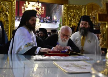 Ο εκλιπών Προκαθήμενος ενώ υπογράφει το Ευαγγέλιο του Μητροπολιτικού Ναού Αγίου Αχιλλίου Λαρίσης