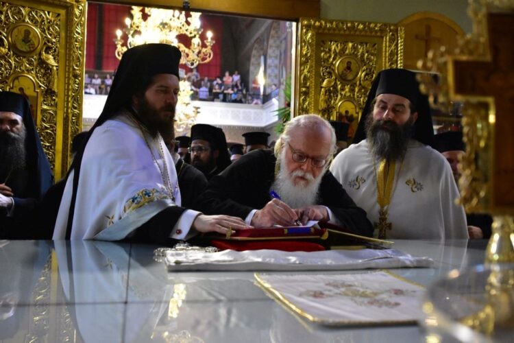 Ο εκλιπών Προκαθήμενος ενώ υπογράφει το Ευαγγέλιο του Μητροπολιτικού Ναού Αγίου Αχιλλίου Λαρίσης