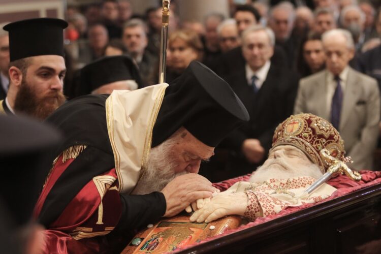 Μητρόπολη Αθηνών: Τρισάγιο ενώπιον του σκηνώματος του Aρχιεπισκόπου Αλβανίας