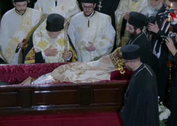 Σε κλίμα συγκίνησης η κηδεία του Αρχιεπισκόπου Αναστάσιου – «Λύγισε» ο Οικουμενικός Πατριάρχης