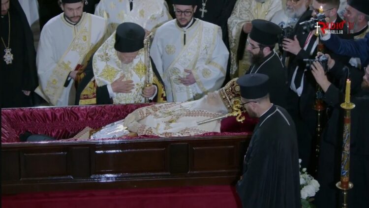 Σε κλίμα συγκίνησης η κηδεία του Αρχιεπισκόπου Αναστάσιου – «Λύγισε» ο Οικουμενικός Πατριάρχης