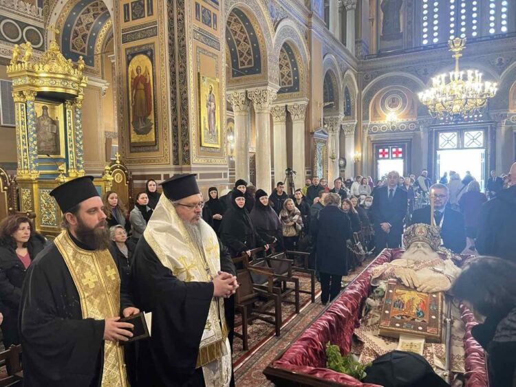 Τρισάγιο προ του Σεπτού Σκηνώματος του μακαριστού Αρχιεπισκόπου Αλβανίας κυρού Αναστασίου τέλεσε ο Μητρ. Λαρίσης