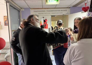 Ο Μητροπολίτης Ταμασού και Ορεινής κ. Ησαΐας στα παιδιά του ογκολογικού του Μακαρίου Νοσοκομείου