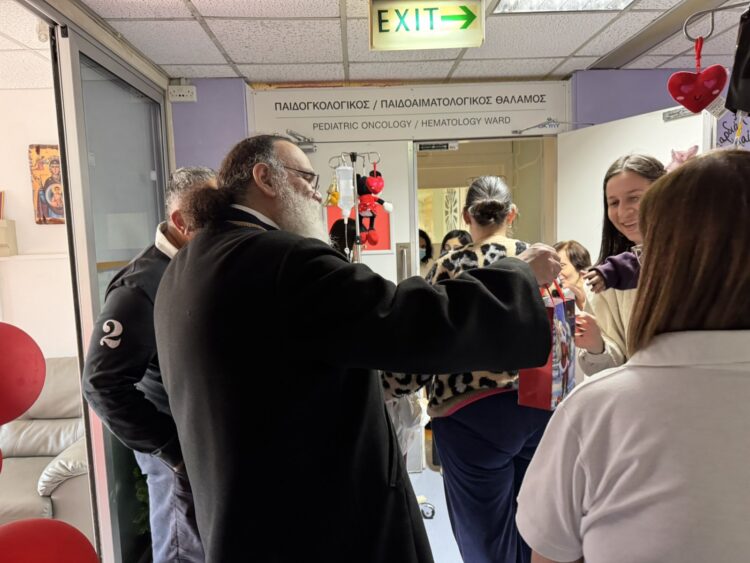 Ο Μητροπολίτης Ταμασού και Ορεινής κ. Ησαΐας στα παιδιά του ογκολογικού του Μακαρίου Νοσοκομείου