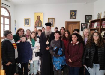 Ομάδα μαθητών στον Μητροπολίτη Παροναξίας