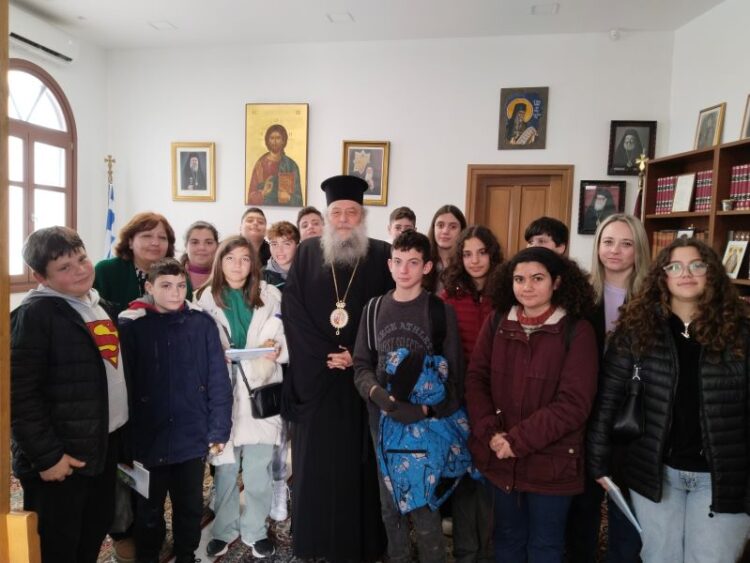 Ομάδα μαθητών στον Μητροπολίτη Παροναξίας