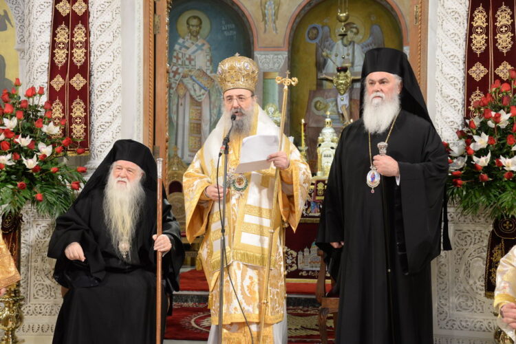 Μέ τό παράσημον τῆς Ι.Μ. Πατρῶν τόν Σταυρόν τοῦ Ἀποστόλου Ἀνδρέου μετ’ ἀστέρος τιμήθηκε ο Μητροπολίτης Αμβρόσιος