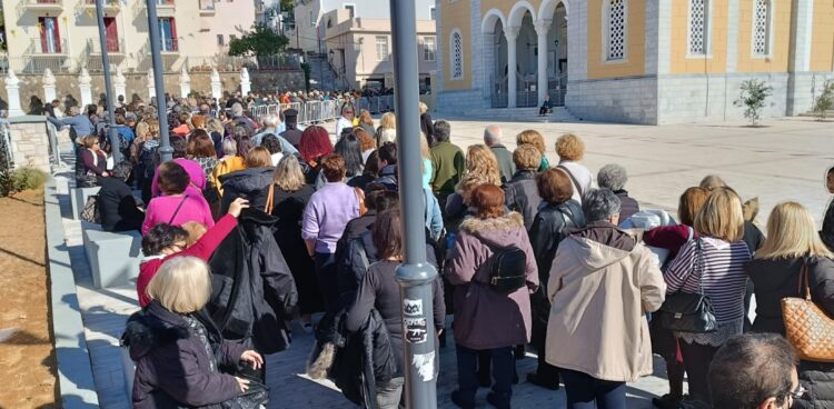 Εκατοντάδες πιστών συρρέουν στην Καλαμάτα για την Παναγία Υπαπαντή