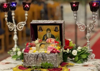 Με αμείωτη ροή ευσεβών πιστών συνεχίζεται η προσκύνηση της Τιμίας Κάρας του Οσίου Δαβίδ του Γέροντος